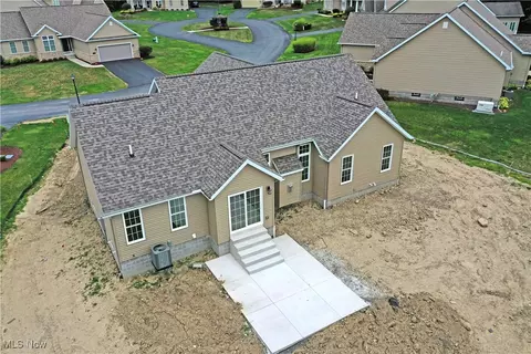 8730 Kimblewick Ln NE, Warren, OH 44484 photo 4