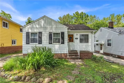 12521 Park Knoll Dr, Garfield Heights, OH 44125