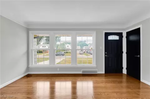 Living - 327 E 255th St, Euclid, OH 44132 photo 3 of 7