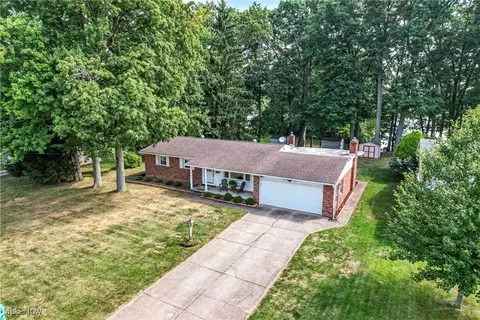 25 Lakeshore Dr, Struthers, OH 44471 photo 2