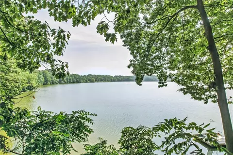 25 Lakeshore Dr, Struthers, OH 44471 photo 4