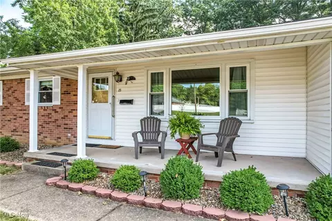 25 Lakeshore Dr, Struthers, OH 44471 photo 3