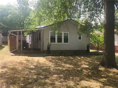 8312 Maple St SW, Sherrodsville, OH 44675