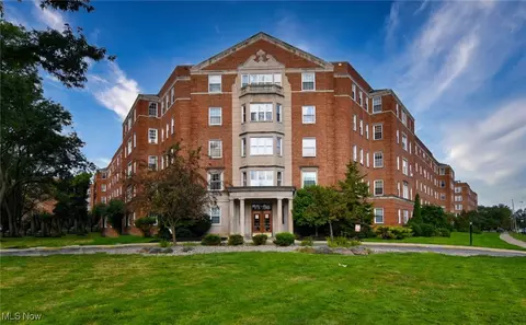 13800 Fairhill Rd #207, Shaker Heights, OH 44120