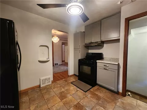 Entry Way - 440 E 271st St, Euclid, OH 44132 photo 1 of 2