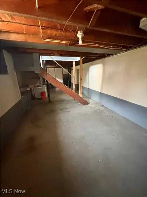 Entry Way - 426 11th St, Elyria, OH 44035 photo 3 of 4