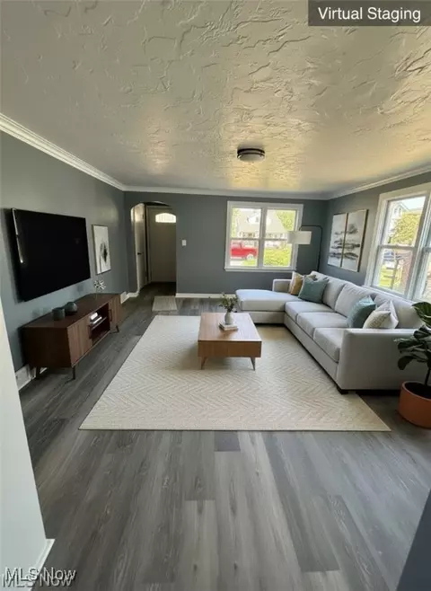 Living - 426 11th St, Elyria, OH 44035 photo 1 of 3