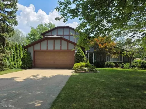6771 Wood Creek Dr, Middleburg Heights, OH 44130