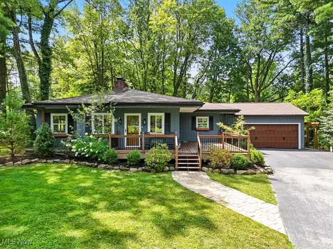 7667 Blackford Dr, Chagrin Falls, OH 44022