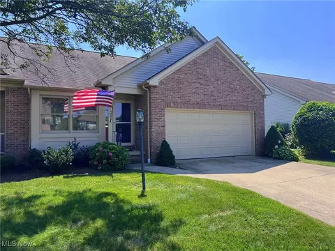 121 Oakley Green Dr, Elyria, OH 44035