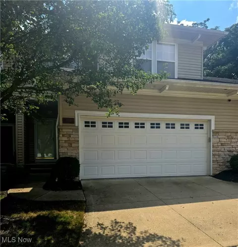 214 Crescent Ridge Dr, Seven Hills, OH 44131