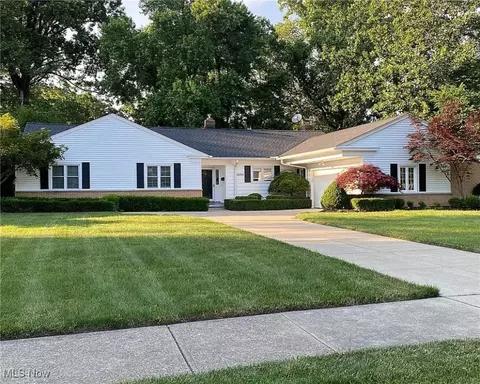 30208 Applewood Dr, Bay Village, OH 44140
