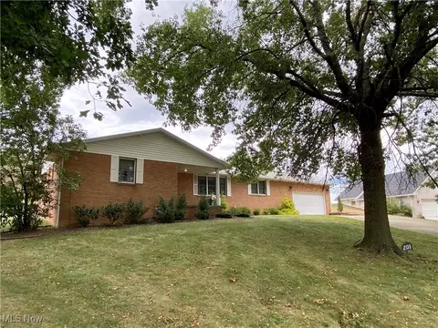 201 NE Parkhill Dr NE, Sugarcreek, OH 44681