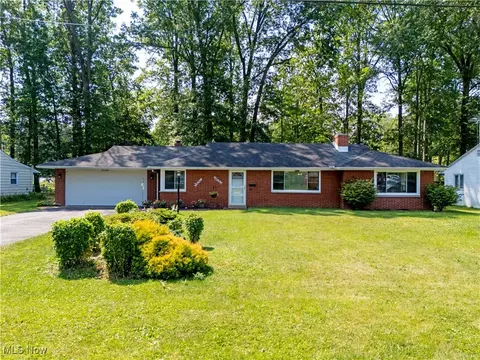 54 Meadowbrook Dr, Grafton, OH 44044