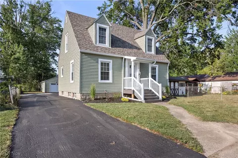 908 Clark St, Elyria, OH 44035 photo 2