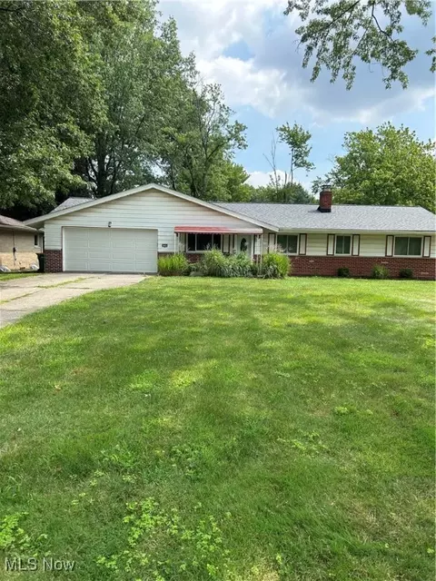 6399 Tanglewood Ln, Seven Hills, OH 44131