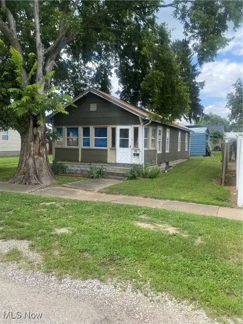 604 W 5th St, Williamstown, WV 26187