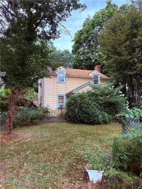 6362 S Main St, New Franklin, OH 44216