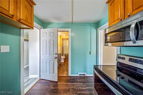 Entry Way - 6327 Bales Ct, Ashtabula, OH 44004 photo 1 of 3