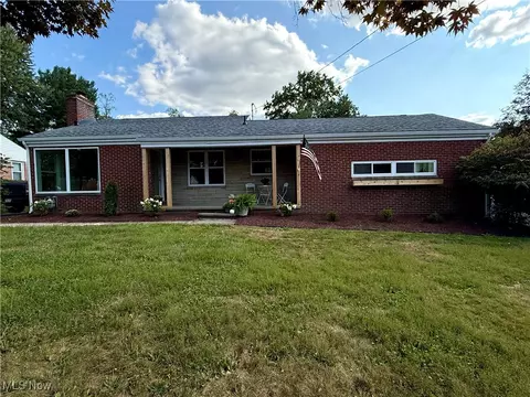 42 Sycamore Dr, New Middletown, OH 44442