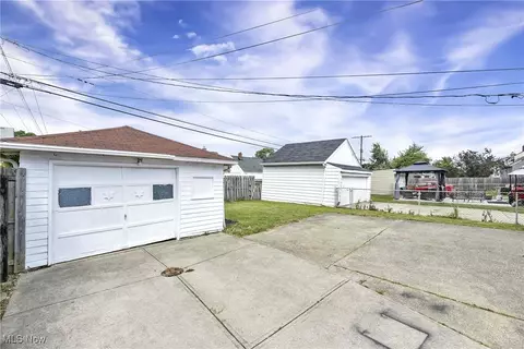 6506 Snow Rd, Parma, OH 44129 photo 3