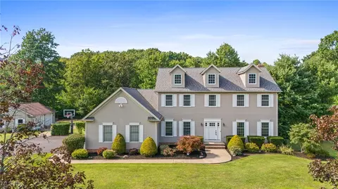 11190 Wellington Dr, Chardon, OH 44024
