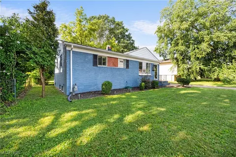 2575 Marda Dr, Parma, OH 44134 photo 2