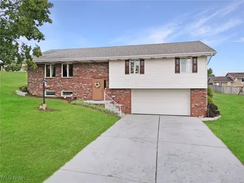 300 Harmony Dr, Wintersville, OH 43953