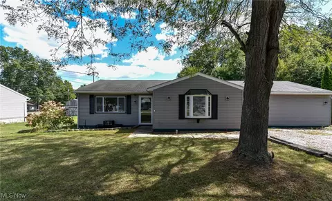 18066 Hillcrest Dr, Lake Milton, OH 44429