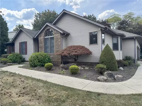 986 S Azalea Blvd, Barberton, OH 44203