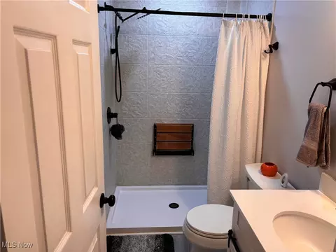 Bath - 277 Francis Ave, Windsor Heights, WV 26075 photo 1 of 2