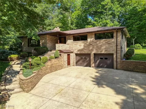1341 Valley Dr, Akron, OH 44312