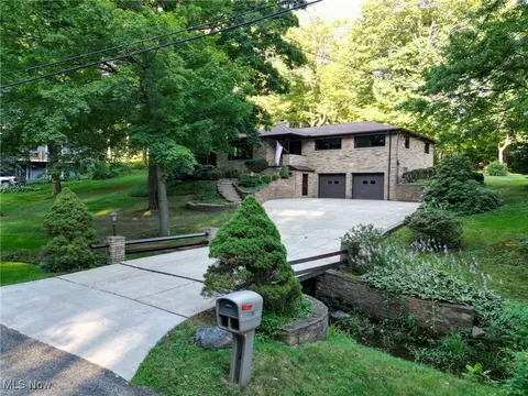 1341 Valley Dr, Akron, OH 44312 photo 3