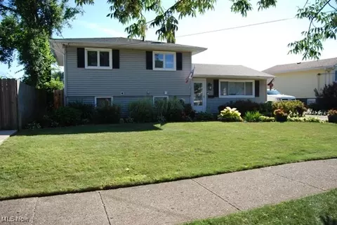 14581 Greystone Dr, Brook Park, OH 44142