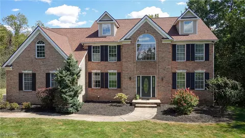 9565 Nighthawk Dr, Chagrin Falls, OH 44023