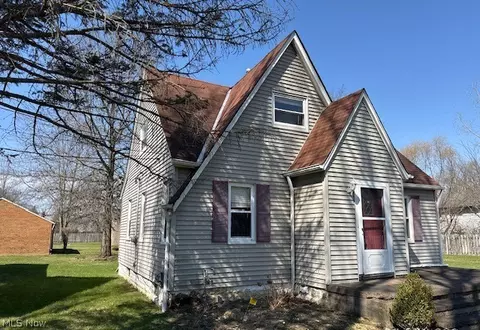 6926 Mackenzie Rd, Olmsted Falls, OH 44138