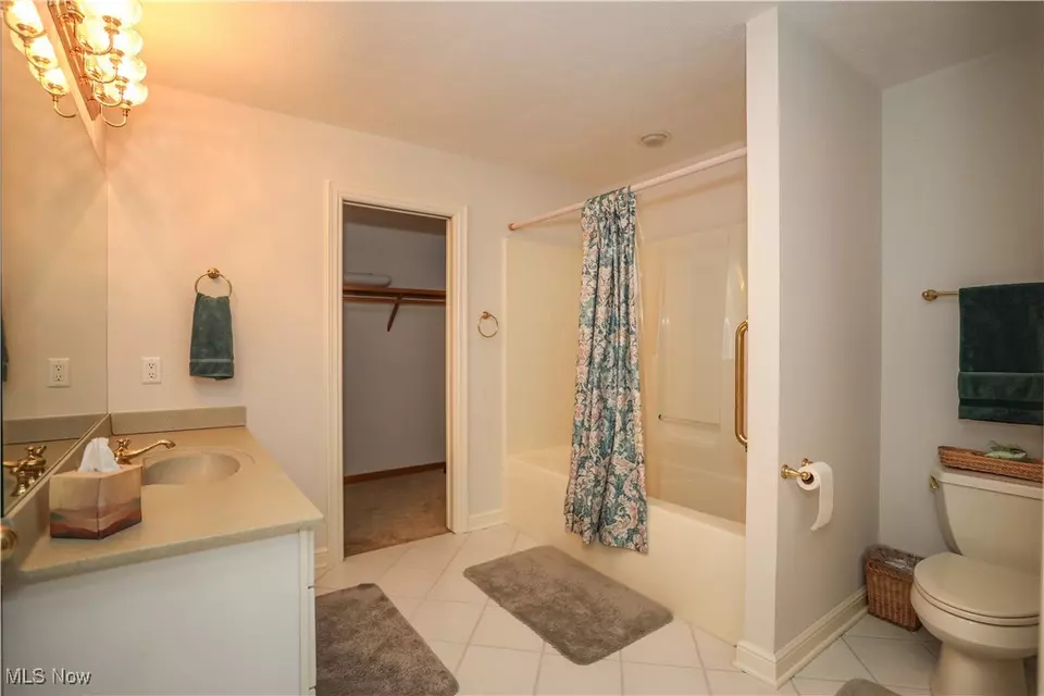 Bath - 831 Meadowbrook Dr, Aurora, OH 44202 photo 4 of 8
