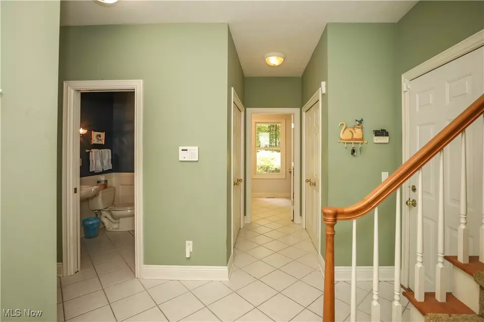 Entry Way - 831 Meadowbrook Dr, Aurora, OH 44202 photo 3 of 7