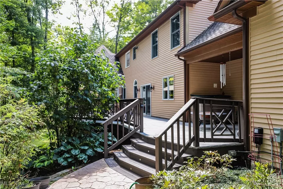 Exterior - 831 Meadowbrook Dr, Aurora, OH 44202 photo 7 of 10