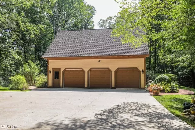 Exterior - 831 Meadowbrook Dr, Aurora, OH 44202 photo 8 of 10