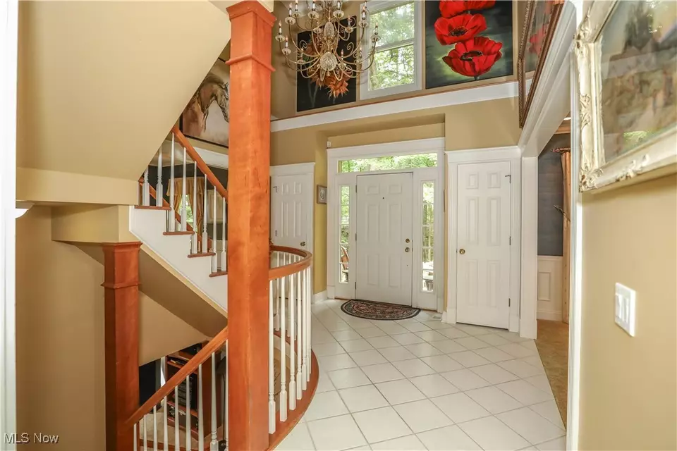Entry Way - 831 Meadowbrook Dr, Aurora, OH 44202 photo 5 of 7