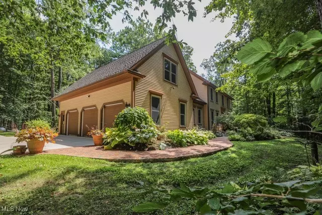 Exterior - 831 Meadowbrook Dr, Aurora, OH 44202 photo 3 of 10