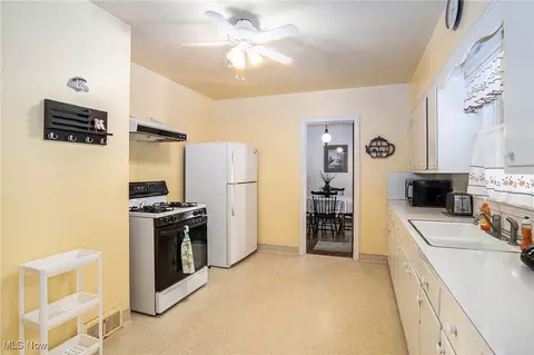 907 W 50th St, Ashtabula, OH 44004 photo 7