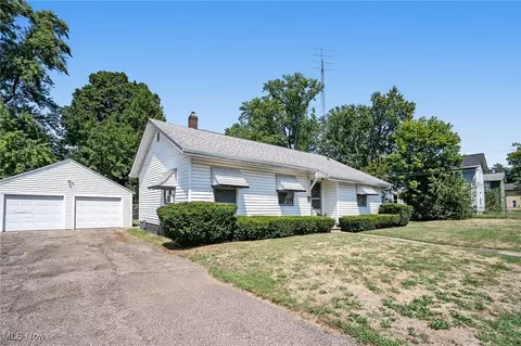 907 W 50th St, Ashtabula, OH 44004 photo 3
