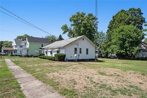 907 W 50th St, Ashtabula, OH 44004 photo 5