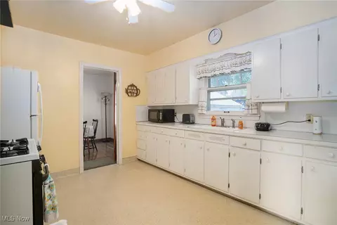 907 W 50th St, Ashtabula, OH 44004 photo 9