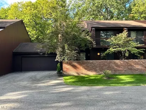 938 Trimble Pl, Sagamore Hills, OH 44067