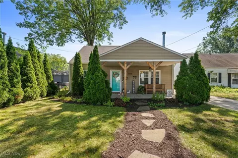 2873 Oakwood Dr, Cuyahoga Falls, OH 44221