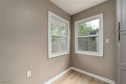 Entry Way - 964 N Pasadena Ave, Elyria, OH 44035 photo 3 of 7