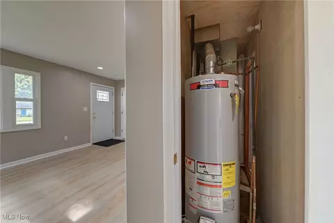 Entry Way - 964 N Pasadena Ave, Elyria, OH 44035 photo 7 of 7